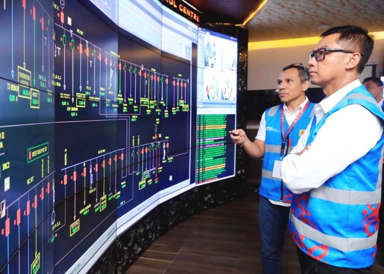 Direktur Utama PLN, Darmawan Prasodjo memantau grafik kenaikan pemakaian listrik selama Lebaran 2023.(ist)