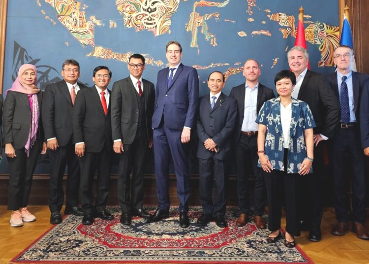 Direktur Utama PLN Darmawan Prasodjo (lima dari kiri) bersama mitra kerja global.(ist)