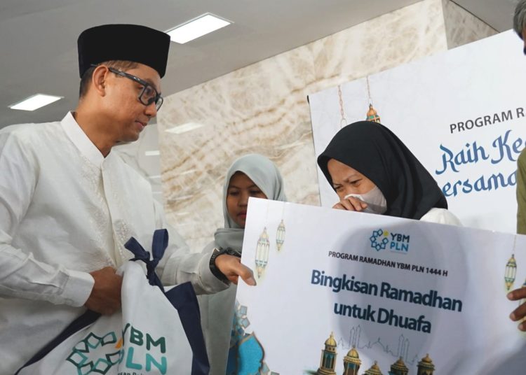 Dirut PLN, Darmawan Prasodjo menyerahkan bantuan kepada penerima manfaat.(ist)