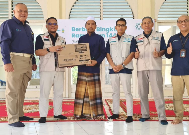 General Manager PLN UID Kalbar, Mochamad Soffin Hadi (kiri) secara simbolis menyerahkan bantuan.(ist)