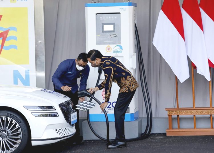 Dirut PLN, Darmawan Prasodjo dan Presiden Jokowi.(ist)