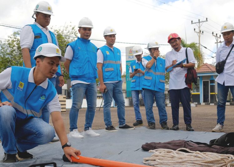 Manajer PLN UP3 Ketapang, Vicky Reandry Faradian memeriksa kesiapan pasokan listrik di wilayahnya.(ist)