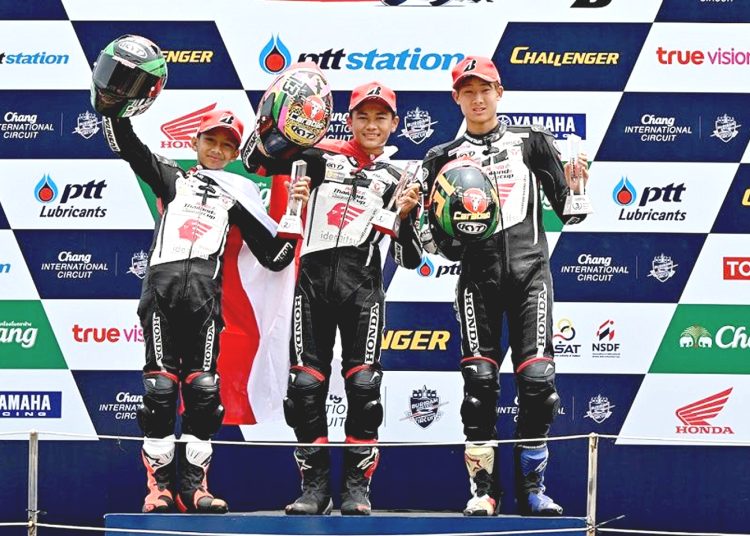 Pebalap binaan AHM Decksa Almer Alfarezel (tengah) berhasil meraih podium pertama dan Muhammad Kiandra Ramadhipa (kiri) merebut posisi ke dua pada ajang Thailand Talent Cup (TTC) 2023 putaran kedua race ke dua di Chang International Circuit, Buriram, Thailand, Minggu.