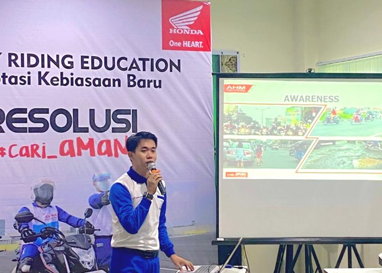 Febri Andrian Istruktur Safety Riding menjelaskan Awareness Safety Riding bagi pelajar MAN 2 Pontianak.(ist)