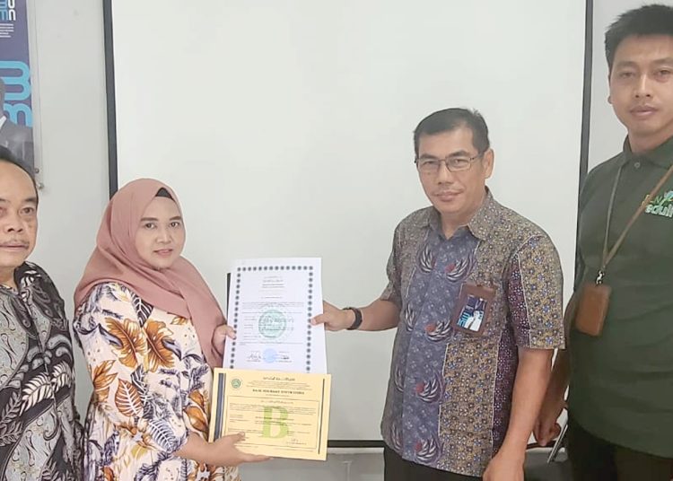 Penyerahan sertifikat halal untuk pelaku UMKM.(ist)