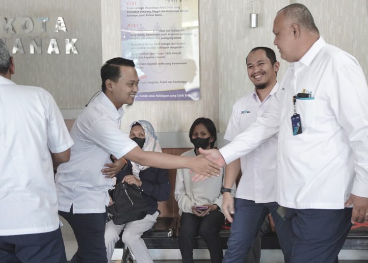 General Manager PLN UID Kalbar, Mochamad Soffin Hadi mengunjungi posko siaga  Ramadhan dan Idul Fitri di PLN UP3 Pontianak, Kalimantan Barat, Senin.(ist)