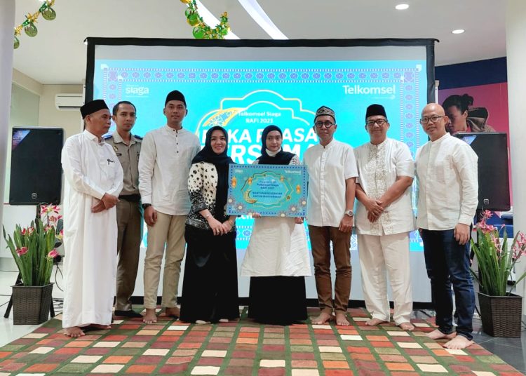 Telkomsel Branch Pontianak, Kalimantan Barat berbagi kebahagiaan dengan para penerima manfaat dari anak-anak panti asuhan hingga pelanggan Telkomsel.