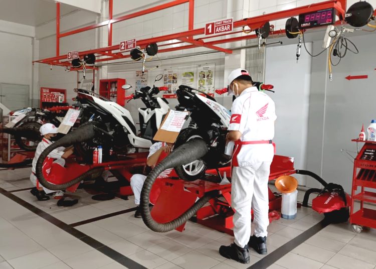Pelayanan AHASS, yang merupakan bengkel resmi Honda di Kalbar.