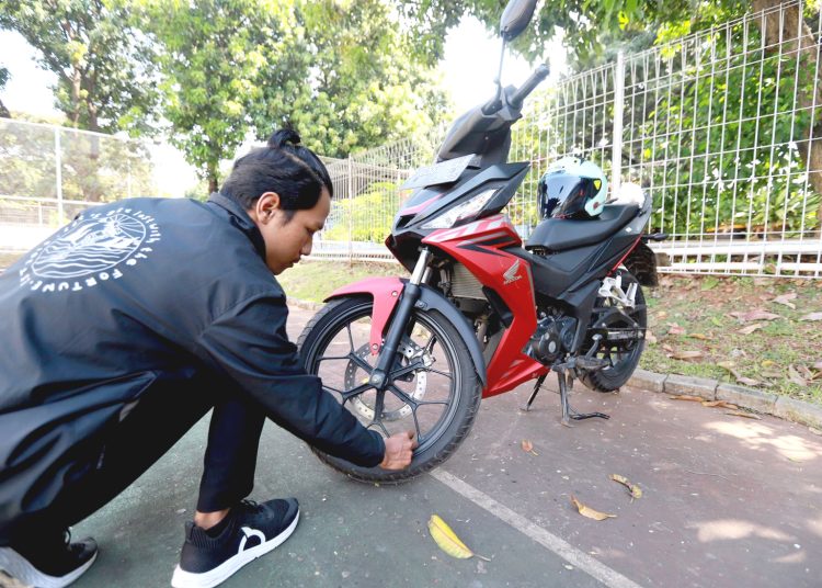 Pengecekan sepeda motor sebelum ditinggal mudik.(ist)