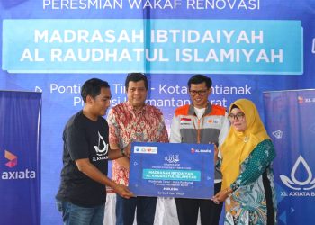 XL Axiata Renovasi Madrasah Ibtidaiyah Tertua di Pontianak