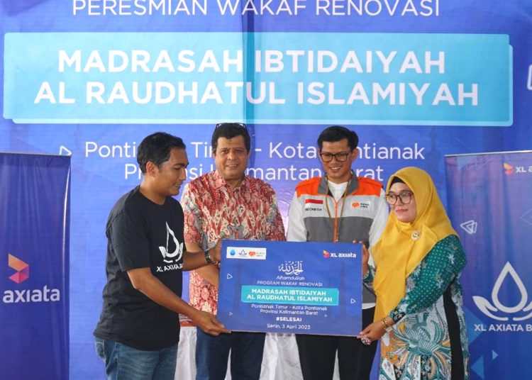 (ki-ka) Group Head People Services and Facility Management XL Axiata, Ryyld Ipbtas Yusri, Chief Corporate Affairs XL Axiata, Marwan O. Baasir, CEO Rumah Zakat, Irvan Nugraha, dan Kepala Madrasah Ibtidaiyah Al  Raudhatul Islamiyah, Syarifah Laila S.Pi saat seremoni penyerahan Wakaf Renovasi Madrasah Ibtidaiyah Al Raudhatul Islamiyah, Senin.(ist)