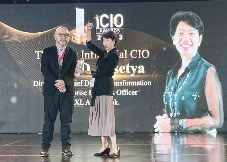 Direktur & Chief Digital Transformation and Business Enterprise Officer XL Axiata, XL Yessie D. Yosetya (kanan) meraih penghargaan sebagai The Most Influential CIO 2023.
