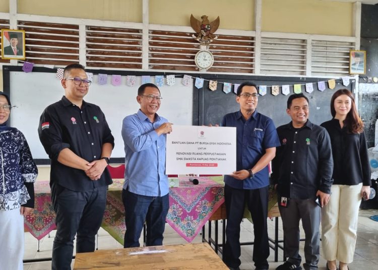 Direktur BEI, Sunandar menyerahkan bantuan CSR kepada Sukardi, Kepala Sekolah SMA Kapuas Pontianak, Kalimantan Barat.(ist)