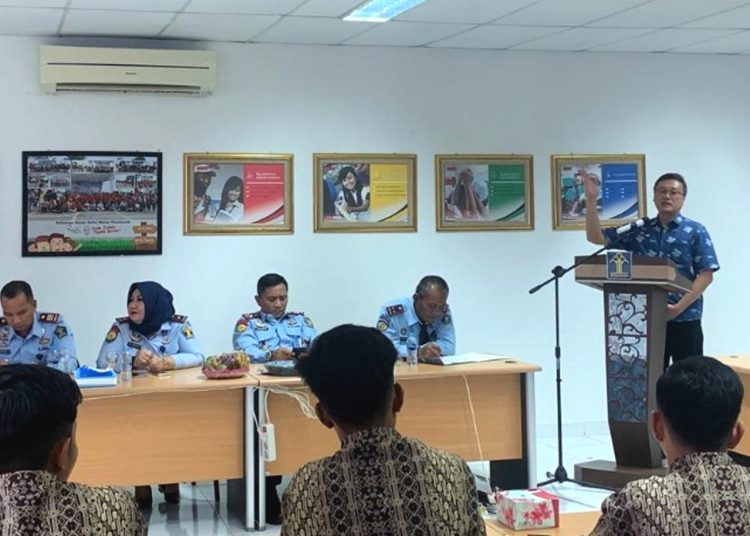 Iwan Hary Susilo, Technical Service Manager Astra Motor Kalimantan Barat memberikan pembukaan Pelatihan Mekanik Roda Dua kepada Andikpas.(ist)