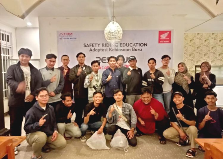 Komunitas UKM IAIN foto bersama instruktur safety riding astra Motor Kalbar.(ist)