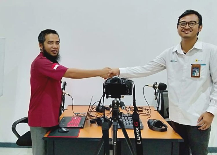 Penyerahan bantuan program Tanggung Jawab Sosial dan Lingkungan (TJSL) PLN Peduli untuk kegiatan remaja.(ist)