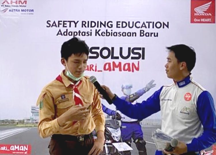 Instruktur Safety Riding Febri Andrian, mengedukasi #Cari_aman siswa SMK Koperasi di Pontianak, Kalimantan Barat.