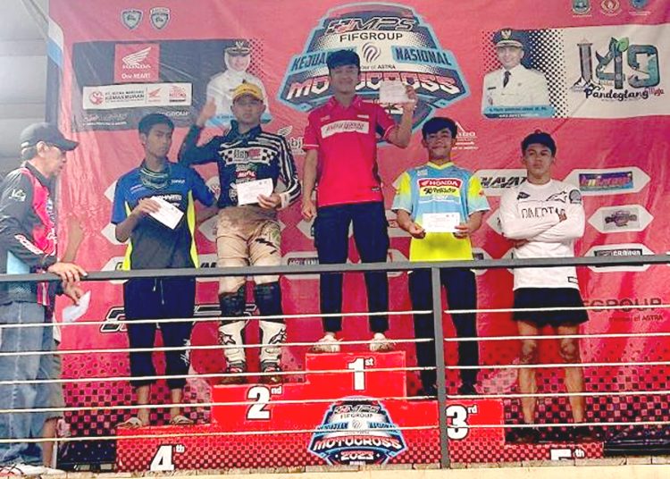 Crosser Astra Honda Racing Team di podium pertama pada race pertama Kejurnas Motocross 2023.