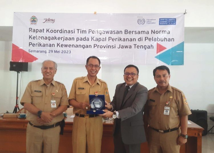 Dari kiri, Kepala Dinas Kelautan dan Perikanan Jawa Tengah, Fendiawan Triskiantoro, Sekretaris Daerah Jawa Tengah, Sumarno, Albert Bonasahat, Staf ILO untuk Program Ship to Shore South East Asia dan PLT Kepala Dinas Tenaga Kerja dan Transmigrasi, Ahmad Aziz menandai pembentukan Tim Pengawasan Berama Noma Ketenagakerjaan di Kapal Perikanan.(foto ILO)