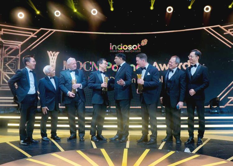 Dari kiri, Director & Chief Human Resources Officer Indosat Irsyad Sahroni, Director & Chief Regulatory Officer Indosat Muhammad Buldansyah, Head of Ericsson Indonesia Jerry Soper, President Carrier Business Group Asia Pacific Region Huawei Abel Deng, President Director & CEO Indosat Vikram Sinha, SVP Head of  Asia Pacific & Japan Customer Experience Nokia John Harrington, Director & Chief Strategy & Execution Officer Indosat Armand Hermawan, Director & Chief Finance Officer Indosat Nicky Lee pada acara MOCN Partner Awards di Jakarta, Rabu.(ist)