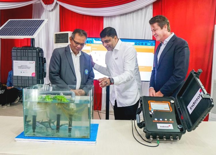 President Director & CEO Indosat Vikram Sinha (tengah), Head of Asia Pasific Global System Mobile Communications Association (GSMA), Julian Gorman (kanan) dan Wakil Rektor Universitas Borneo Tarakan Muhammad Djaya Bakri (kiri) saat melakukan uji coba IoT monitoring kualitas air di Universitas Borneo Tarakan, Senin. (ist)