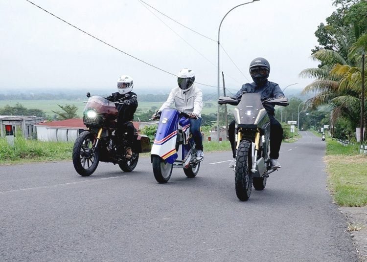 Peserta modifikator Honda Dream Ride mengendarai sepeda motor modifikasi CB150X buah hasil karyanya.(ist)