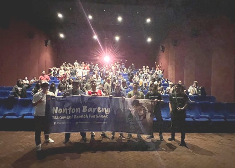 Telkomsel Nobar bersama pelanggannya di Pontianak.(ist)