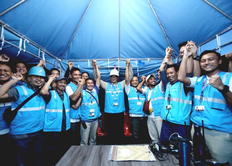 Direktur Utama PT PLN (Persero) Darmawan Prasodjo memberi semangat kru siaga kelistrikan di lokasi KTT ASEAN ke 42 di Labuan Bajo.(ist)