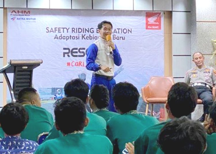 Febri Andrian, Instruktur Safety Riding menyampaikan materi keselamatan berkendara kepada pelajar SMKN 5 Pontianak. (ist)