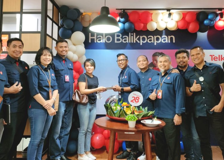 General Manager Consumer Sales Region Telkomsel Kalimantan, Muharlis, memberikan apresiasi kepada pelanggan yang datang ke GraPari Balikpapan serta menyimak voice of customers di hari ulang tahun Telkomsel. (ist)