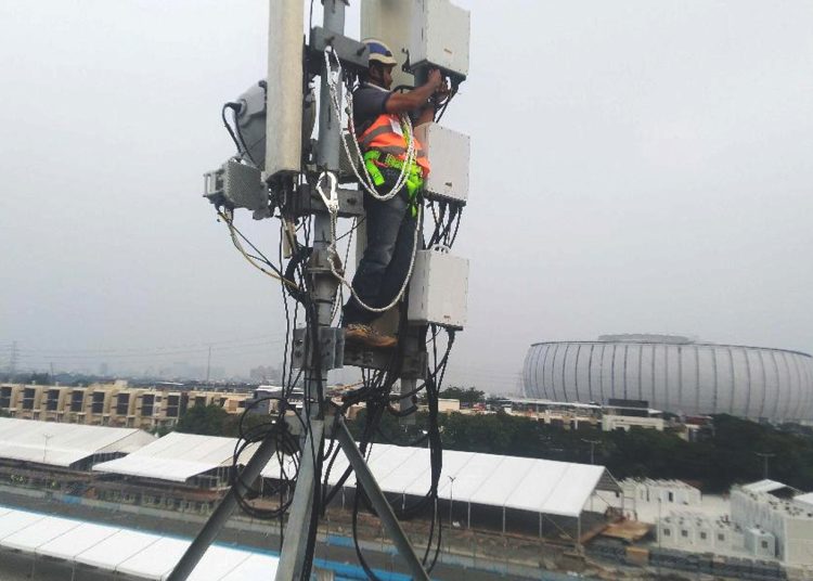 Teknisi bekerja dengan perangkat Base Transceiver Station (BTS) milik XL Axiata di kawasan Ancol, Jakarta Utara, akhir pekan lalu. XL Axiata menyiapkan jaringan 5G dan 4G di kawasan Ancol, menjelang gelaran balap mobil formula listrik, 3-4 Juni 2023.(ist)