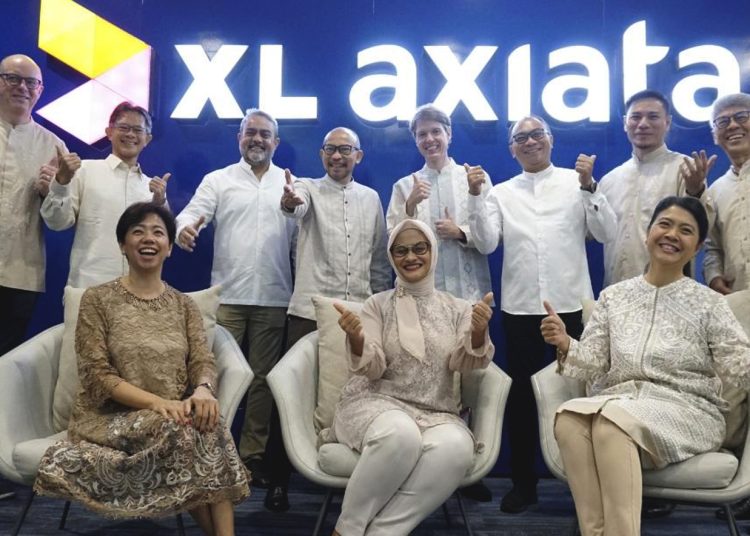 Foto bersama Presiden Direktur & Ceo XL Axiata, Dian Siswarini dan para direktur, di sela acara RUPS 2023, Jumat.(ist)