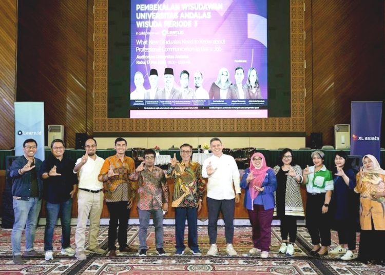 Wakil Rektor Universitas Andalas, Prof. Dr. Mansyurdin, MS. (enam dari kiri, batik) foto bersama usai acara workshop.(ist)