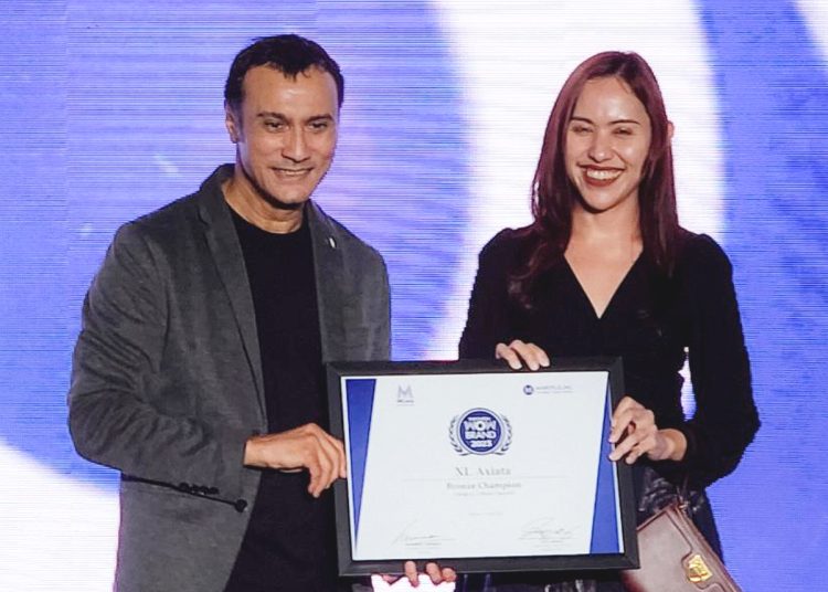 Group Head Mass Segment XL Axiata, Lyra Filiola menerima penghargaan di ajang WOW Brand Festive Day 2023 di Jakarta, Kamis. (ist)