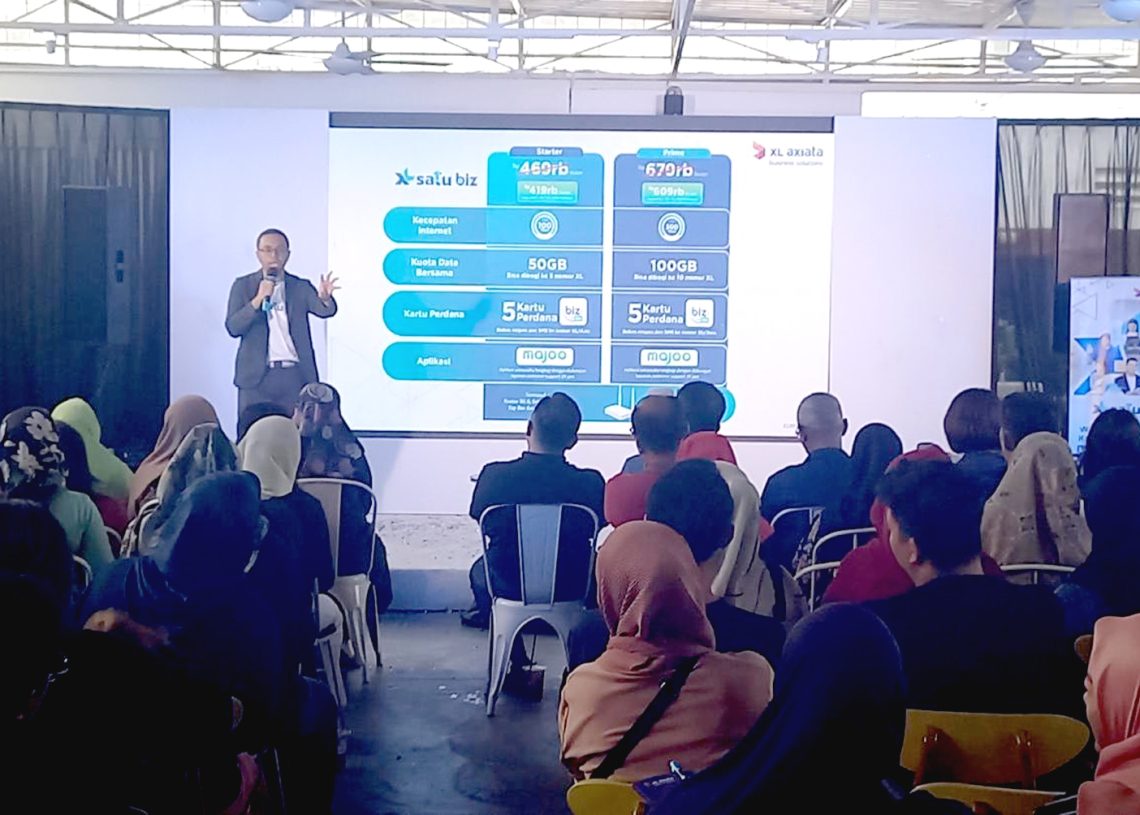 Group Head – Enterprise Product & Marketing XL Axiata, Sharif Lukman Mahfoedz memperkenalkan XL SATU BIZ kepada pelaku UKM di Kota Medan, Kamis.(ist)