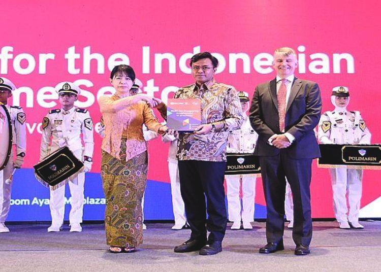 Michiko Miyamoto, Direktur ILO untuk Indonesia dan Timor-Leste menyerahkan Laporan Prioritas Keterampilan Sub-Sektoral kepada M. Firman Hidayat, Plt Deputi Bidang Koordinasi Sumber Daya Kemaritiman Kementerian Koordinator Bidang Kemaritiman dan Investasi, disaksikan oleh Owen Jenkins, Duta Besar Inggris untuk Indonesia dan Timor-Leste.(foto ILO)