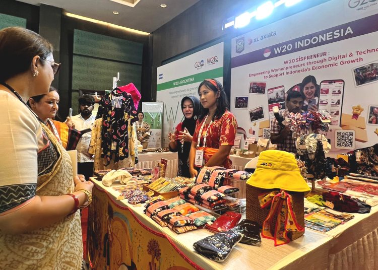 Chair W20 Indonesia 2022, Hadriani Uli Silalahi, Chair W20 India, Dr. Sandhya Purecha, Kepala Delegasi W20 Indonesia, Giwo Rubianto, dan Group Head Corporate Communications XL Axiata, Retno Wulan saat Summit W20 di Mahabalipuram, India, Sabtu.(ist)