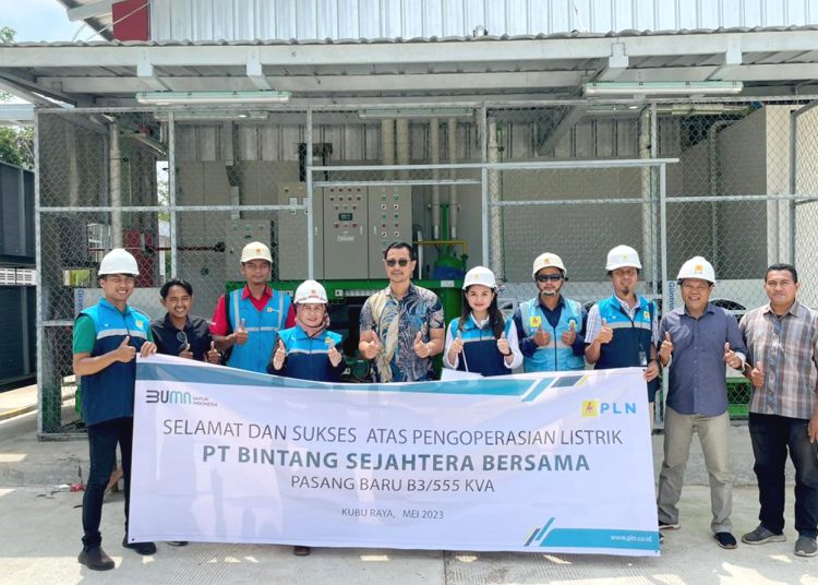 Manager PT. BSB, Juniar Fidiyanto foto bersama petugas PLN.(ist)