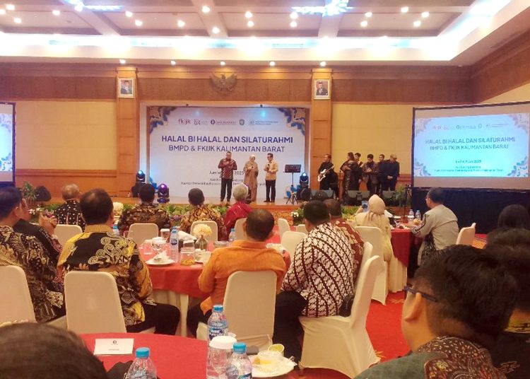 Maulana Yasin, Kepala Otoritas Jasa Keuangan Provinsi Kalimantan Barat (kanan) bersama Anggini Sari, Kepala Perwakilan Bank Indonesia (BI) Kalimantan Barat.(matra)