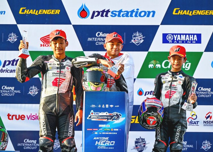 Pebalap binaan AHM Decksa Almer Alfarezel (tengah) berhasil meraih double podium tertinggi pada ajang Thailand Talent Cup (TTC) 2023 seri ketiga di Chang International Circuit, Buriram, Thailand.(ist)