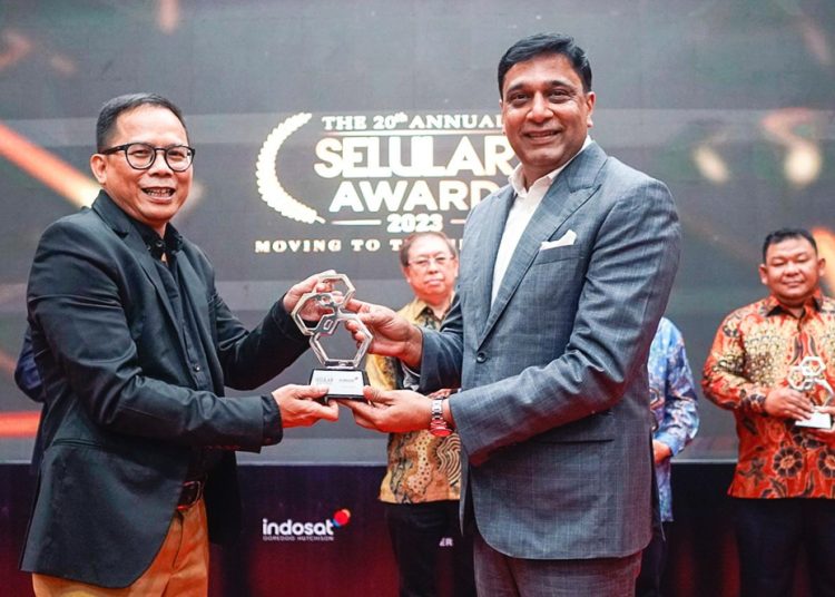 Vikram Sinha, President Director and CEO Indosat Ooredoo Hutchison, meraih CEO of the Year di ajang Selular Award 2023. Indosat juga meraih penghargaan untuk kategori Operator of the Year, Best Fiber to the Home Performance, dan Best Gaming Operator (ist)