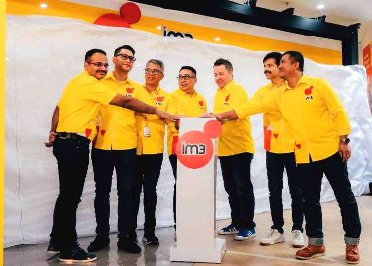 Director & Chief Commercial Officer Ritesh Kumar Singh (ke dua dari kanan), EVP Head of Marketing IM3 Alistair Johnston (ke tiga dari kanan) dan SVP Head of Region East Java & Bali Nusra Soejanto Prasetya (ke empat dari kanan) saat peresmian Gerai IM3 di Surabaya, Senin.(ist)