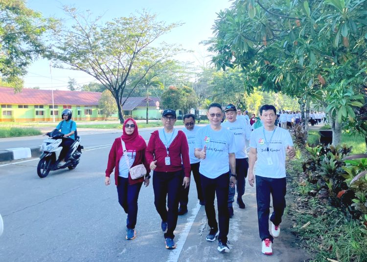 Kepala OJK Kalimantan Barat, Maulana Yasin, Wali Kota Pontianak Edi Rusdi Kamtono dan Rektor Untan Prof Dr Garuda Wiko  SH  M.Si ikut jalan sehat bertajuk Balek Kampus yang digelar FEB Untan, Sabtu.(ist)