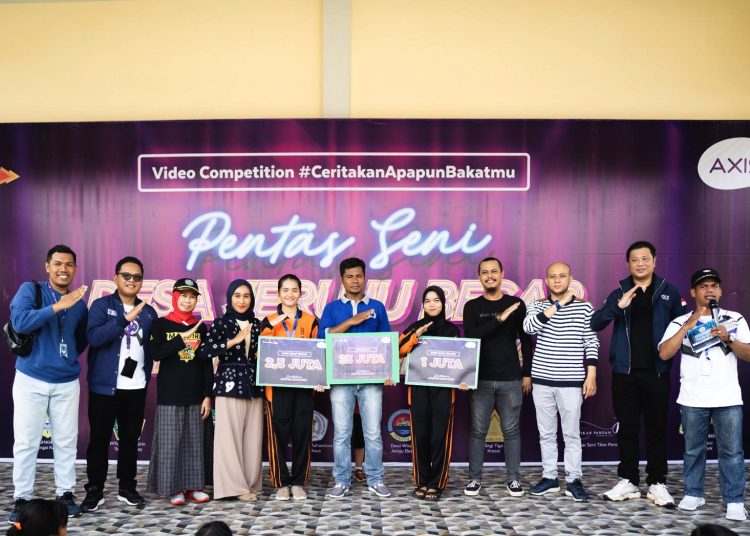 Foto bersama Teritory Sales XL Axiata Area Pontianak, Tan Djoko usai penyerahan hadiah kepada pemenang Lomba Video AXIS Go To Schools, Sabtu.(ist)