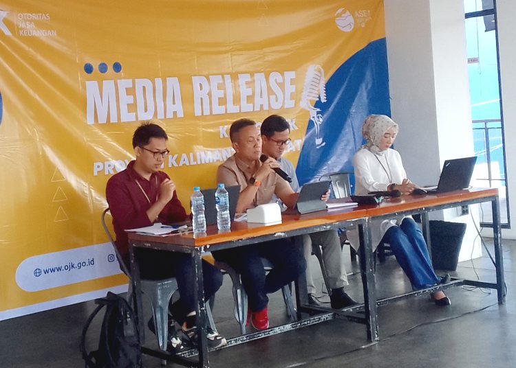 Maulana Yasin, Kepala OJK Kalbar saat menggelar Media Update di Pontianak, Jumat.(matra)