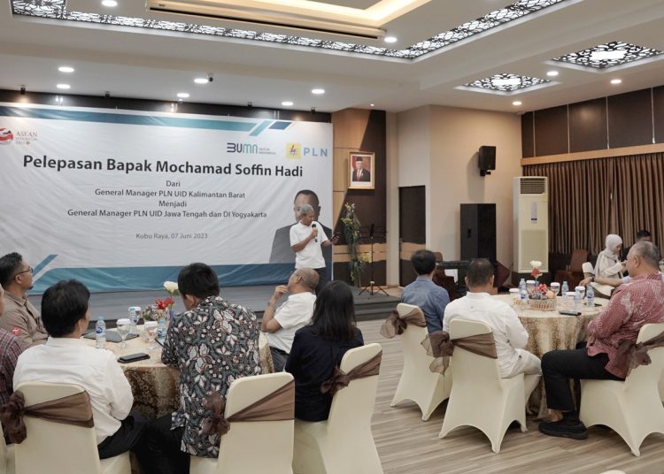 Acara serah terima jabatan General Manager PLN UID Kalbar dari Mochamad Soffin Hadi ke  A.B Wahyu Jatmiko, Rabu.(ist)