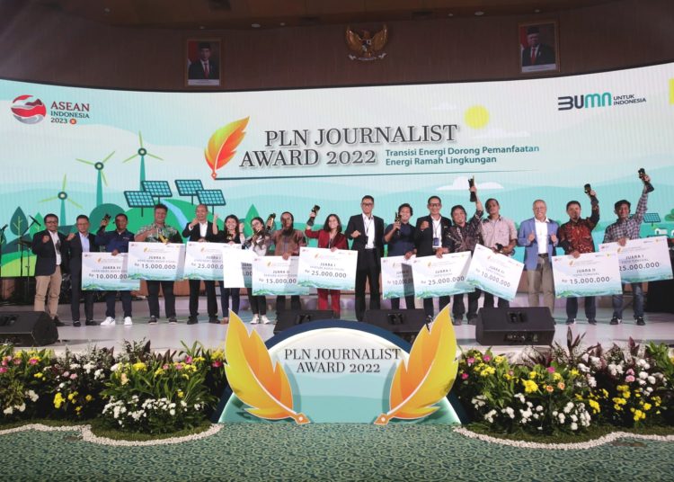 Penyerahan hadiah bagi pemenang PLN PLN Journalist Award 2022, Selasa.(ist)