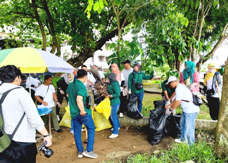 Aksi bersih-bersih pegawai PLN UID Kalbar di kawasan waterfront Sungai Kapuas, Sabtu.(ist)