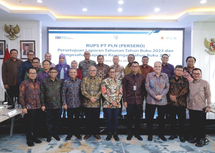 Dirut PLN, Darmawan Prasodjo foto bersama usai RUPS yang digelar di Kantor BUMN, Rabu.(ist)