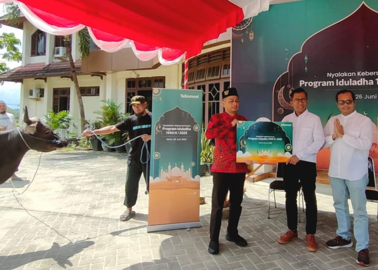 Telkomsel kembali menyalurkan 720 hewan kurban kepada sekira 46.000 penerima manfaat di seluruh Indonesia pada momen Idul Adha 1444 H. Simbolis penyerahan bantuan hewan kurban juga dilakukan di Regional Kalimantan, termasuk wilayah kerja Telkomsel Branch Pontianak (ist)